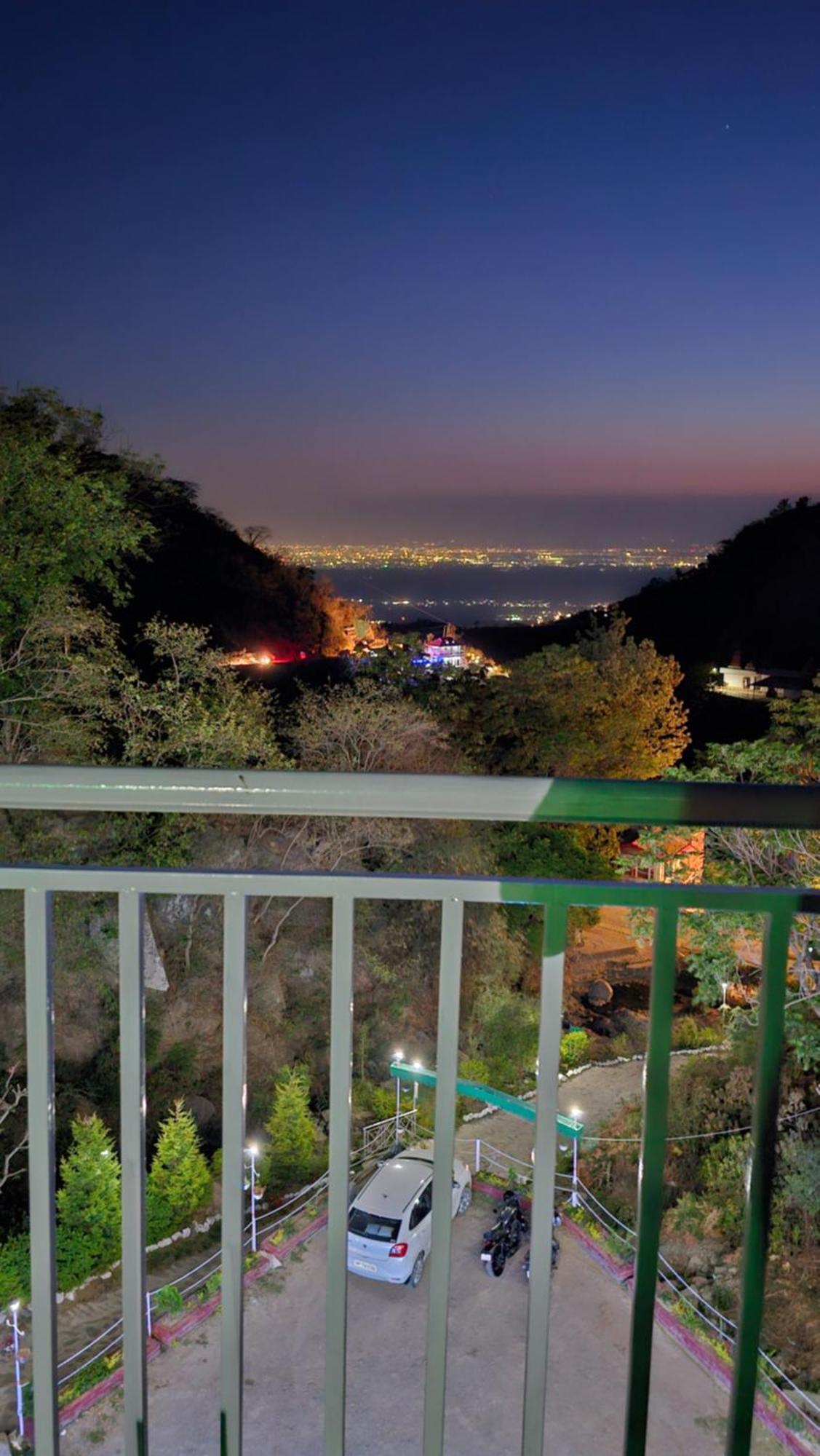 On The Rocks Hotell Kasauli Exteriör bild
